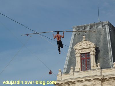 Poitiers, le 21 juin 2011, 9, le funambule avec la perche sur la tête