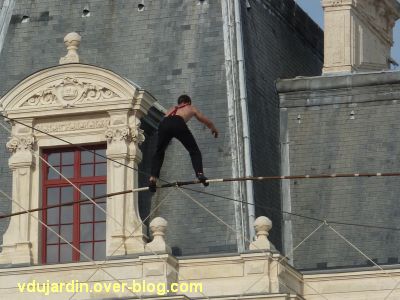 Poitiers, le 21 juin 2011, 12, le funambule en équilibre