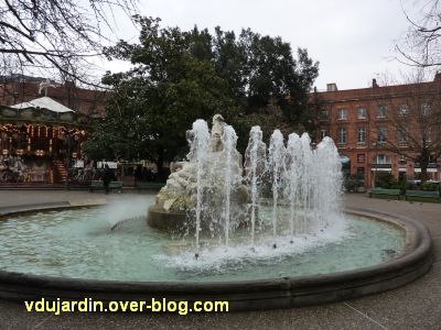 Toulouse, place Wilson, le monument à Goudouli par Falguière, 9, de dos