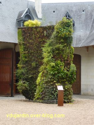 Chaumont-sur-Loire, festival 2011, la spirale végétale de Blanc dans la cour des écuries, 1
