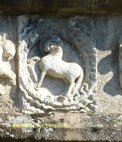 Confolens, les reliefs de l'église Saint-Barthélemy, 3, l'Agneau pascal eu centre