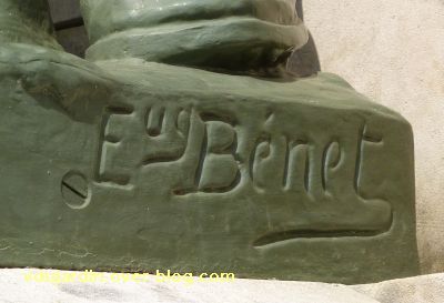 Saint-Benoît, le monument aux morts, 2, la signature d'Eugène Bénet