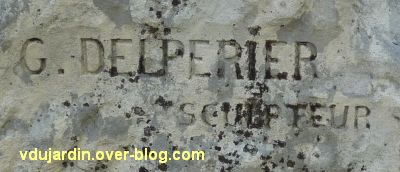 Tours, Ronsard par Delpérier aux jardins d'Oe, 2, la signature Delperier