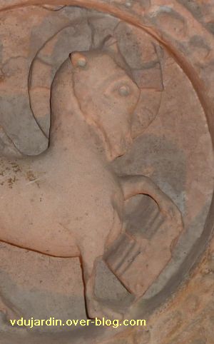Les reliefs de l'ancienne église Saint-Michel à Confolens, 4, détail de l'Agneau et du Livre