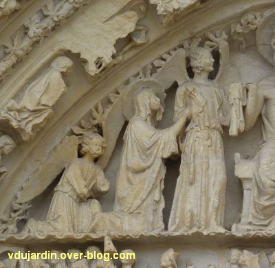 Poitiers, le portail central de la cathédrale, 5, deux anges et une sainte en haut à gauche