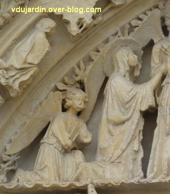 Poitiers, le portail central de la cathédrale, 6, un ange et la sainte