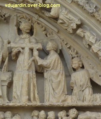 Poitiers, le portail central de la cathédrale, 7, deux anges et un saint en haut à droite