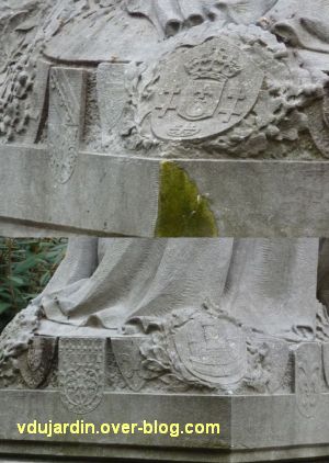 Paris, monument à l'amitié franco-belge, 6, les armoiries sur le socle