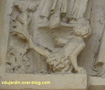 Poitiers, cathédrale, portail de Thomas, 07, petit monstre à gauche
