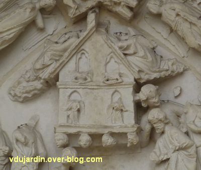 Poitiers, cathédrale, portail de Thomas, 10, registre supérieur, la maison au centre