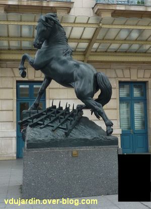 Paris, le cheval de l'ancien palais du Trocadéro, 2, vue générale