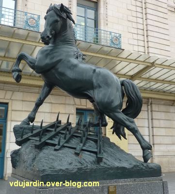 Paris, le cheval de l'ancien palais du Trocadéro, 5, le cheval de profil