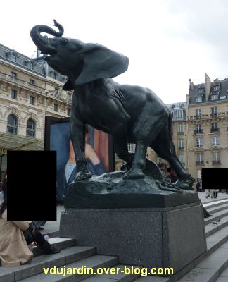 Paris, l'éléphant de l'ancien palais du Trocadéro, 3, de profil