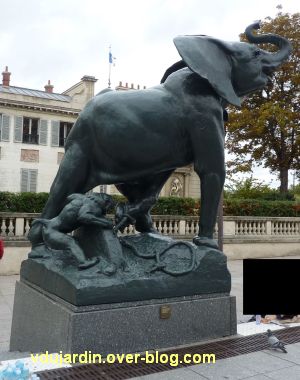 Paris, l'éléphant de l'ancien palais du Trocadéro, 5, l'autre profil