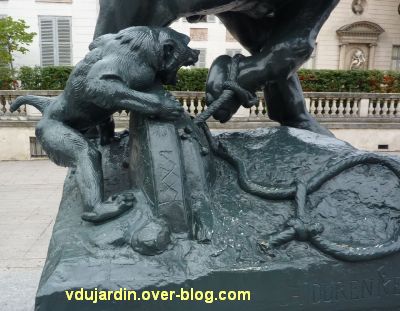 Paris, l'éléphant de l'ancien palais du Trocadéro, 6, le singe