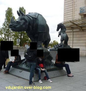 Paris, le rhinocéros de l'ancien palais du Trocadéro, 3, de face
