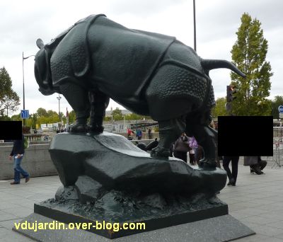 Paris, le rhinocéros de l'ancien palais du Trocadéro, 6, de profil