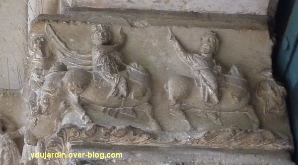 Poitiers, portail Saint-Michel de la cathédrale, gauche, 10, rois mages à cheval montrant l'étoile