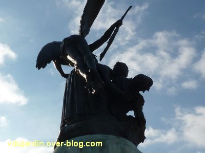 Angers, monument aux morts, 7, vue de dos