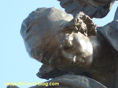 Angers, monument aux morts, 9, détail du visage de la femme