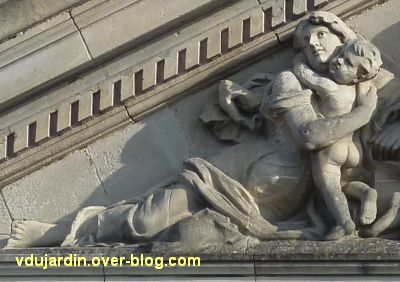 Angers, palais de justice, 4, partie gauche du fronton sculpté, mère et enfant