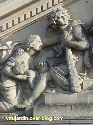 Angers, palais de justice, 5, partie gauche du fronton sculpté, mère et enfant et homme