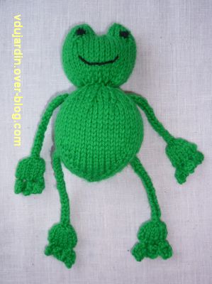 Une grenouille verte au tricot