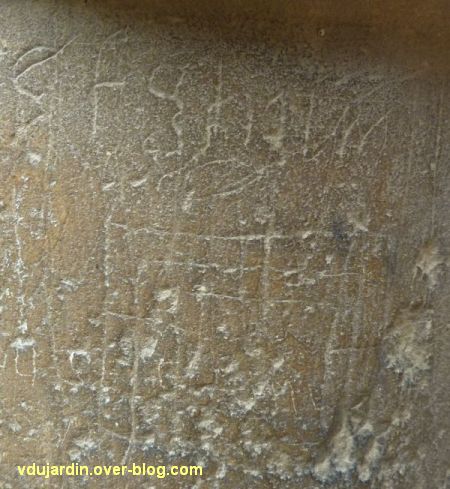 Poitiers, le tombeau de Constantin de Melle, alphabet minuscule et le jeu de mérelle