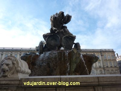 La fontaine Bartholdi à Lyon, 9, le monument vu de dos