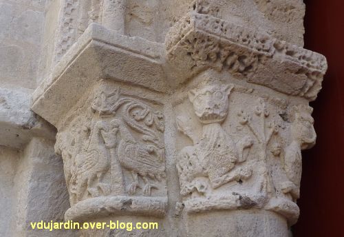 Poitiers, église Saint-Porchaire, 4, chapiteaux gauches du portail, oiseaux à la coupe et lions