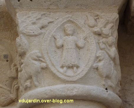 Poitiers, église Saint-Porchaire, 7, chapiteaux droits du portail, Daniel dans la fosse aux lions