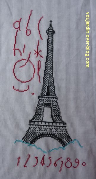 Une tour Eiffel brodée, 4, le début avec l'alphabet