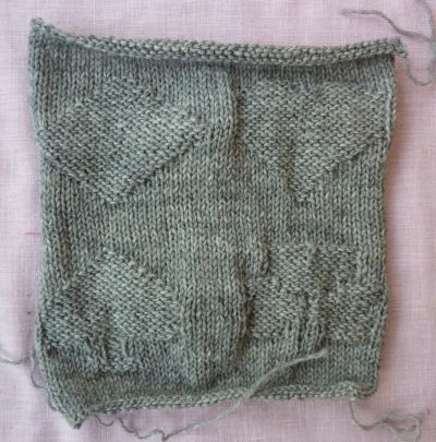 Un carré gris tricoté pour Brigitte : pique, coeur, trèfle et carreau