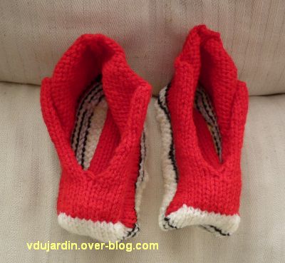 Des chaussons rouges assemblés