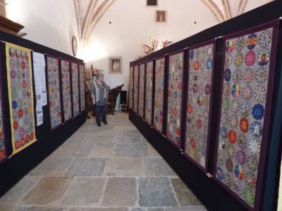Ruffey-sur-Seille, les bannières de Cluny présentées au prieuré Saint-Christophe