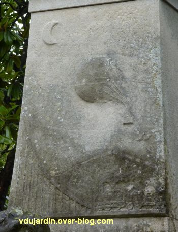 Jules Verne au jardin des plantes de Nantes, 4, les reliefs sur la stèle