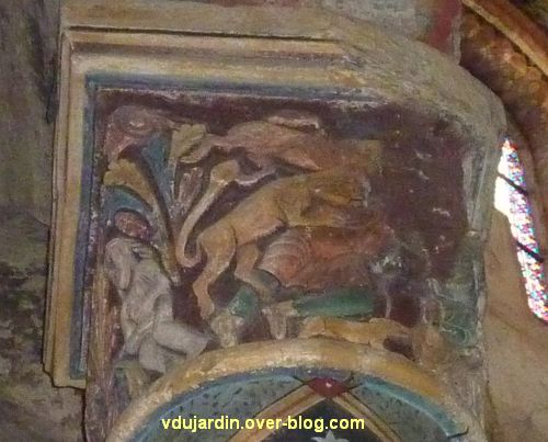 Poitiers, église Sainte-Radegonde, chapiteau du choeur, lions attaquant un homme