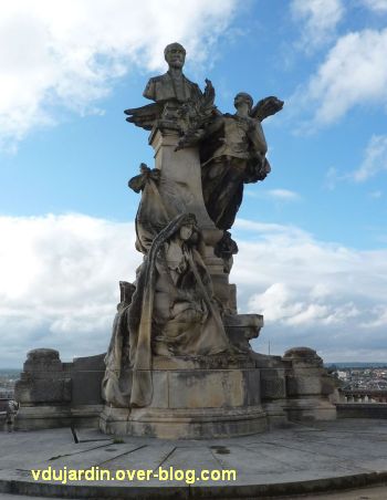 Angoulême, monument à Sadi Carnot, 2, vue rapprochée