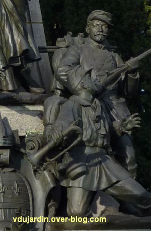 Limoges, monument aux morts de 1870, 5, les deux soldats à droite