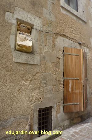 Des fenêtres à Poitiers, 4, bourrée de laine de verre