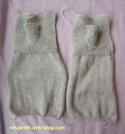 Des mitaines, les deux tricotées