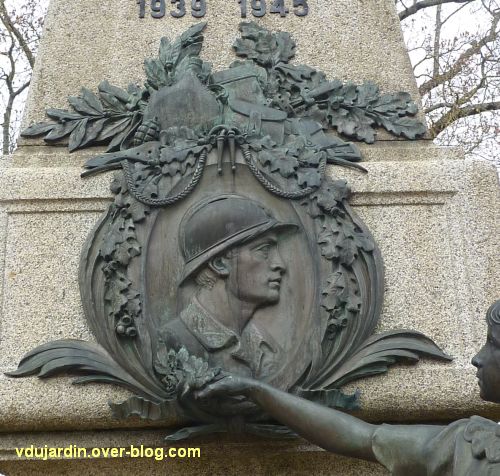 Parthenay, le monument aux morts de 1914-1918, 6, détail du médaillon avec le soldat
