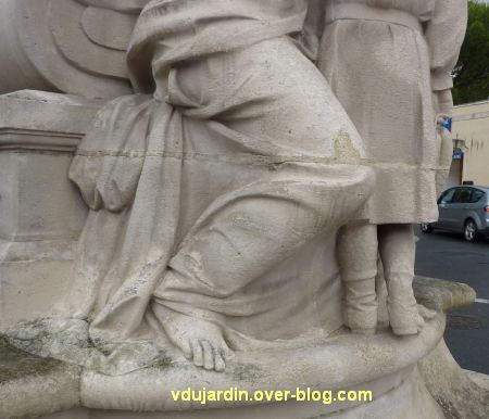 Le monument Lair à Saint-Jean-d'Angély, 10, détail des pieds de la femme et de l'enfant