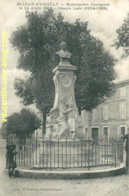 Le monument Lair à Saint-Jean-d'Angély, carte postale ancienne