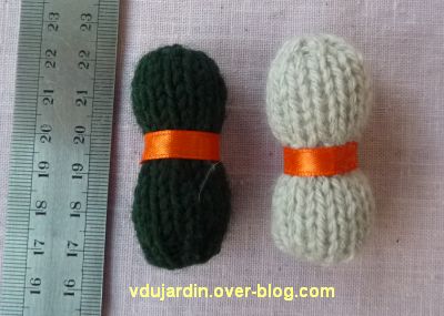 Mini pelotes de laine, 2, les deux réalisées sans le cordon
