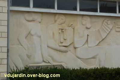 Poitiers, MJC le Local, 4, frise sculptée de Claro, détail à gauche
