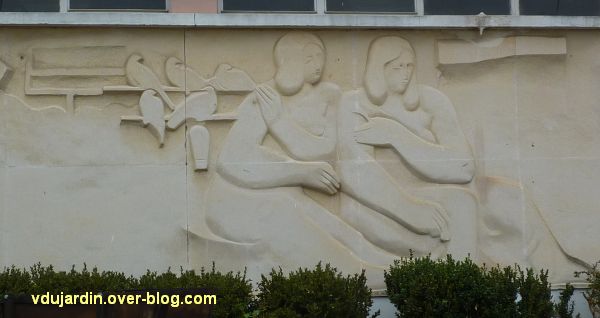 Poitiers, MJC le Local, 5, frise sculptée de Claro, détail vers la gauche
