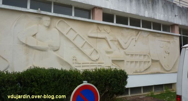 Poitiers, MJC le Local, 7, frise sculptée de Claro, partie droite
