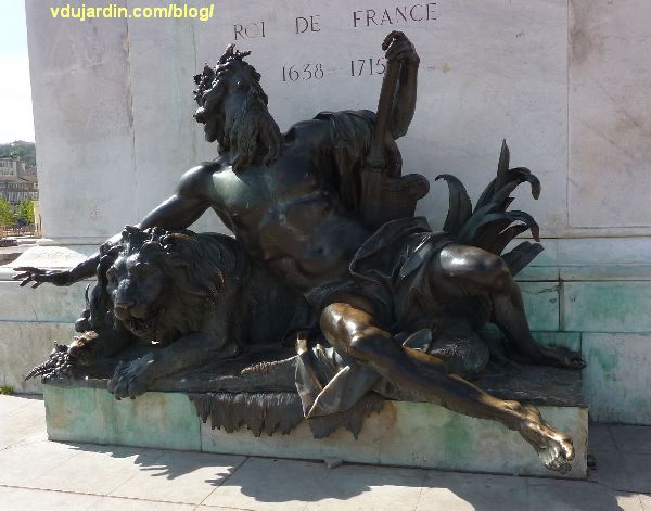 Statue équestre de Louis XIV, place Bellecour à Lyon, le Rhône par Coustou