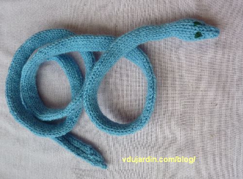 Serpent bleu au tricot